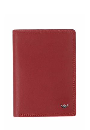 Rotes Leder-Bifold-Portemonnaie mit sichtbaren Nähten und kleinem silbernen Hörner-Emblem unten rechts auf weißem Hintergrund.