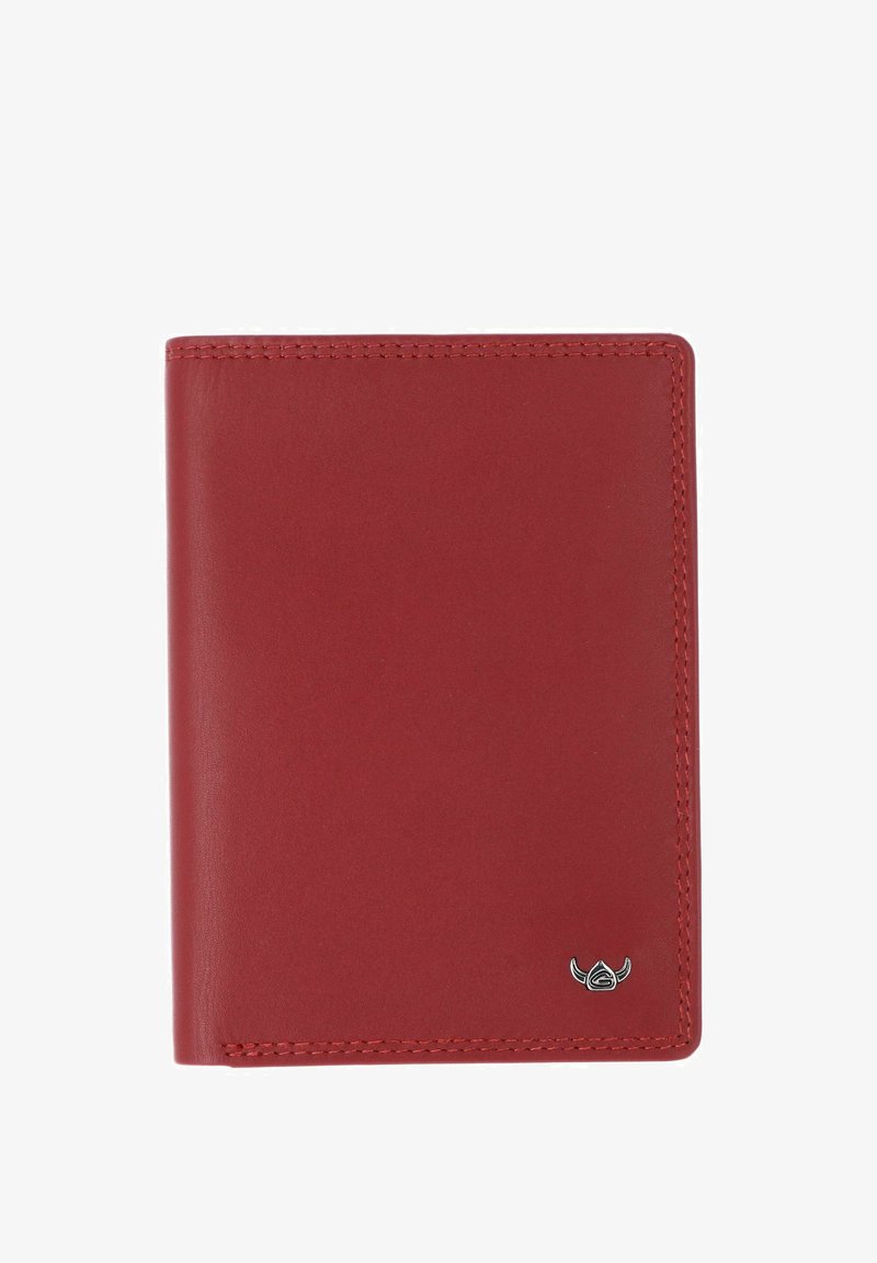 Portefeuille pliable en cuir rouge avec couture visible et petit emblème argenté à cornes dans le coin inférieur droit sur fond blanc.