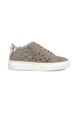 Zapatilla de ante gris con diseño intrincado de cortes, adornada con tachuelas plateadas. Presenta una suela de goma blanca y un acento en el talón de color plata metálico.