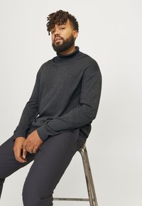 Jack & Jones JJEEMIL ROLL NECK - Džemper - dark grey melange
