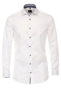 Weißes Langarmshirt mit Knopfleiste, kontrastierendem dunkelblauen Muster im Kragen und dunklen Knöpfen entlang der Knopfleiste und an den Manschetten.
