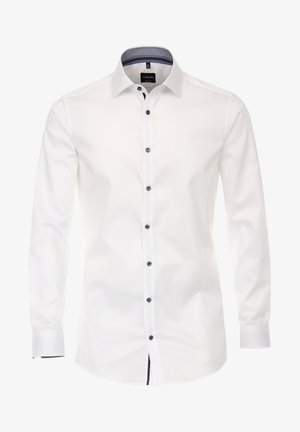 Weißes Langarmshirt mit Knopfleiste, kontrastierendem dunkelblauen Muster im Kragen und dunklen Knöpfen entlang der Knopfleiste und an den Manschetten.