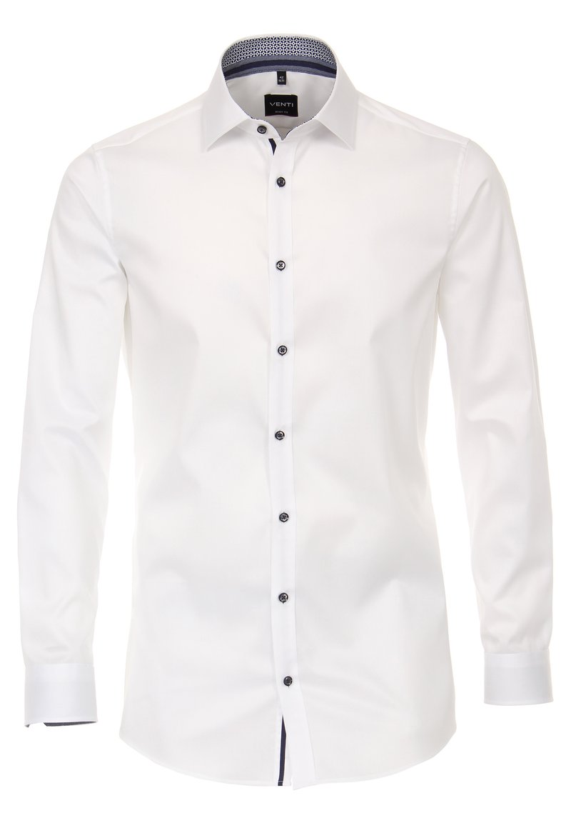Weißes Langarmshirt mit Knopfleiste, kontrastierendem dunkelblauen Muster im Kragen und dunklen Knöpfen entlang der Knopfleiste und an den Manschetten.