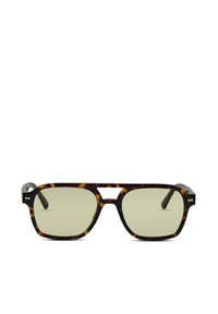 Lunettes de soleil en écaille de tortue avec des verres teintés de vert, de forme rectangulaire, avec un pont nasal accentué et des éléments en métal argenté près des tempes.