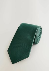 Cravate verte texturée au design étroit, en tissu tissé, avec un motif subtil et une pointe effilée. Présentation propre et roulée.