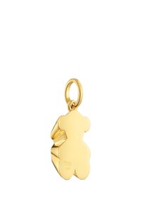 Złota zawieszka w kształcie misia teddy, z gładką powierzchnią, polerowanym wykończeniem oraz oczkiem do zawieszenia. Z boku grawerunek marki.