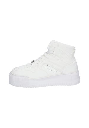 Sneaker bianche alte in pelle, con dettagli traforati, lacci piatti e suola in gomma testurizzata. Dettaglio di branding discreto sul tallone.