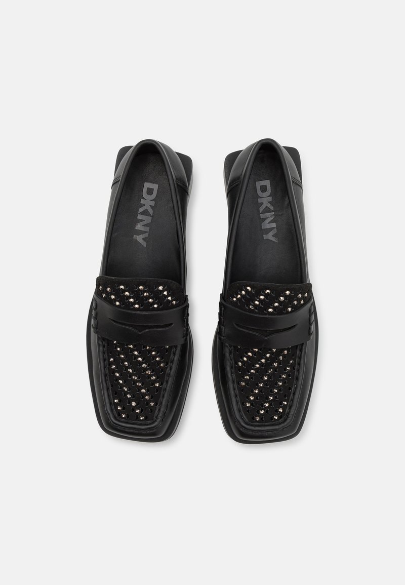 Schwarze Loafers mit flacher Sohle, ausgestattet mit einem strukturierten schwarzen Netz-Obermaterial, das mit kleinen silbernen Nieten verziert ist, sowie einem glatten schwarzen Lederband.