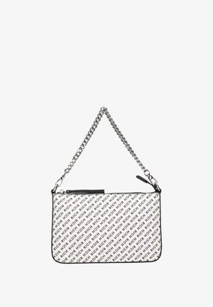 Biała torebka z czarnym wzorem logo "RICH". Posiada srebrny łańcuszek, zamek błyskawiczny oraz czarne skórzane akcenty. Gładka tekstura.