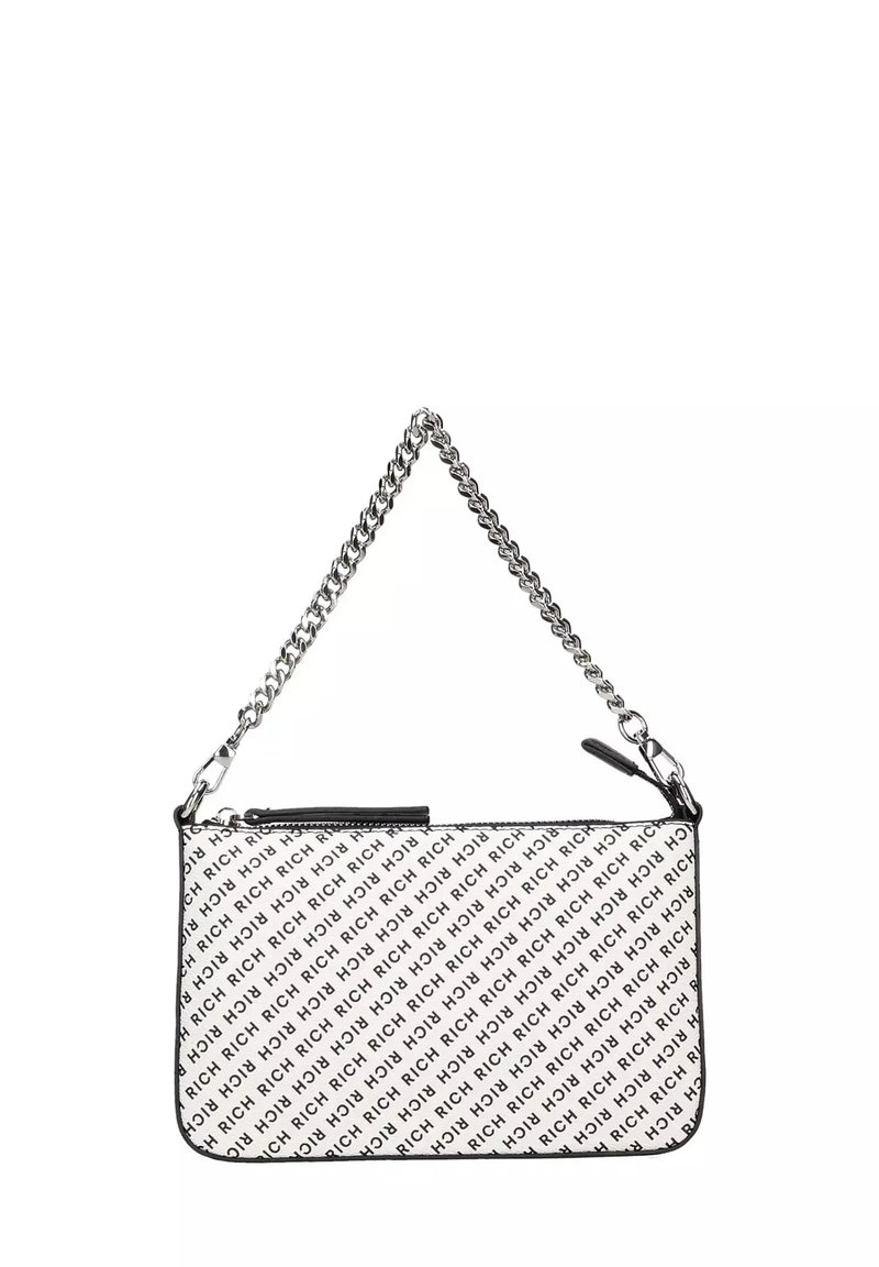 Bílá kabelka s černým vzorem loga "RICH". Obsahuje stříbrný řetízek, zipové uzavření a černé kožené detaily. Hladký povrch.