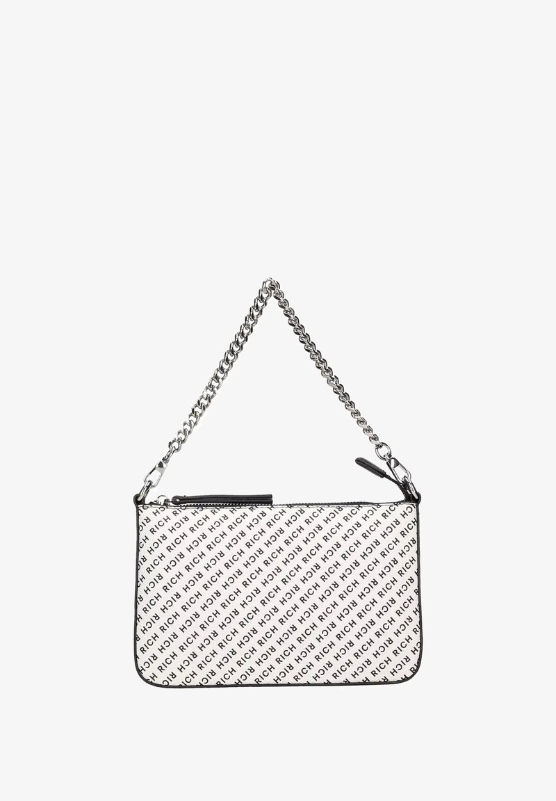 Bílá kabelka s černým vzorem loga "RICH". Obsahuje stříbrný řetízek, zipové uzavření a černé kožené detaily. Hladký povrch.