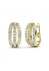 Orecchini a cerchio in oro con più file di diamanti sintetici trasparenti a taglio rotondo, inseriti in un design elegante e curvo. Finitura lucida.