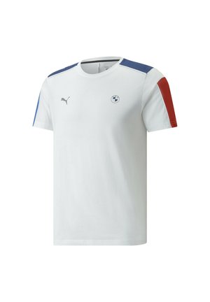 Hvid t-shirt lavet af bomuld med blå og røde accenter på skuldrene. Har et Puma-logo og et rundt BMW-design på brystet.