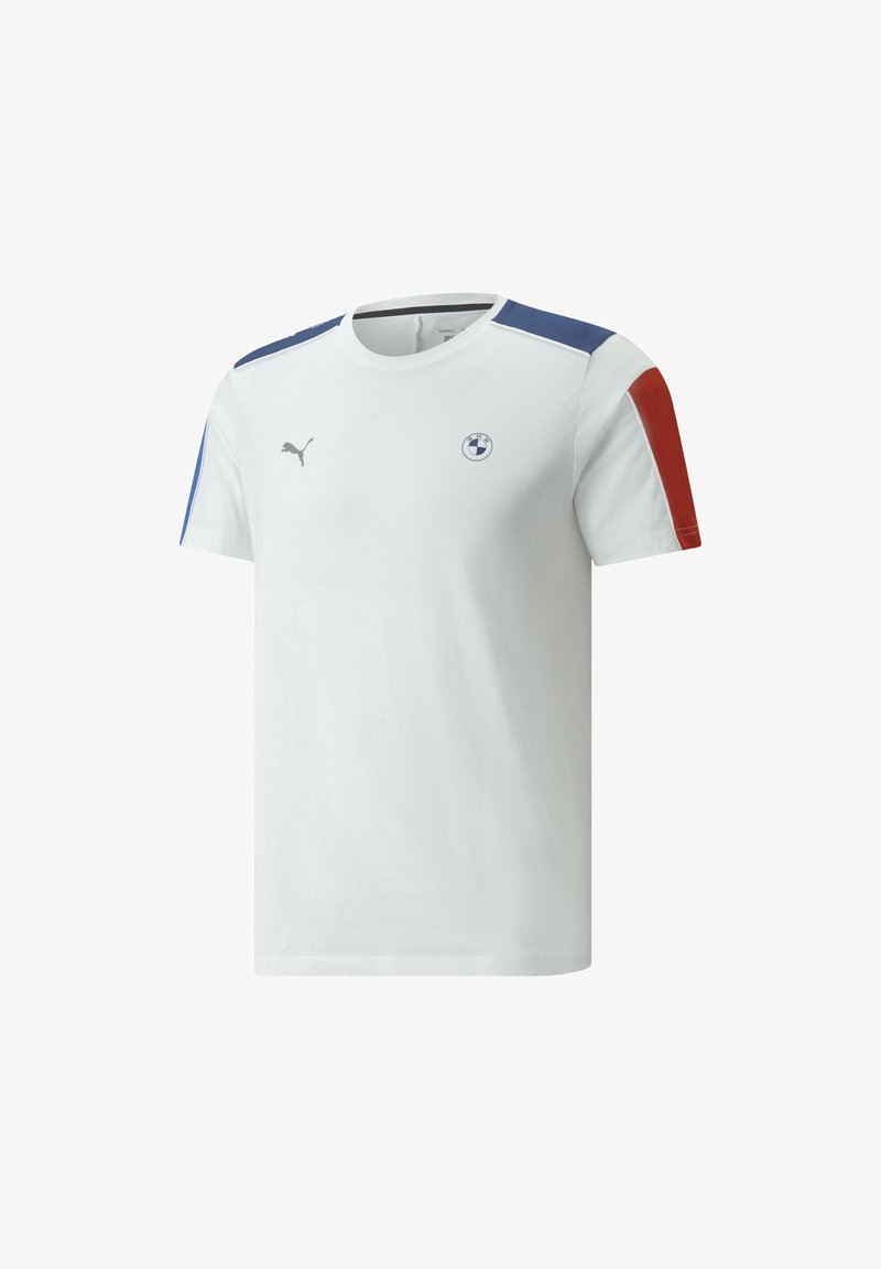 T-shirt blanc en coton avec des accents bleus et rouges sur les épaules. Présente un logo Puma et un design circulaire BMW sur la poitrine.