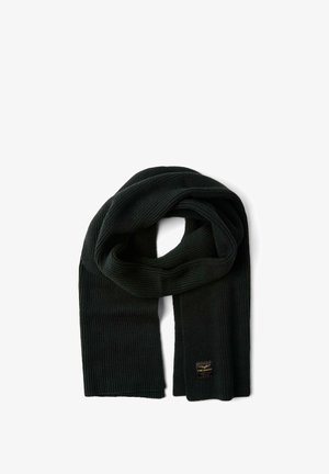 Zwarte gebreide sjaal met een geribbelde textuur, voorzien van een klein merklabel aan één uiteinde. De sjaal is in een losse lus gerangschikt.