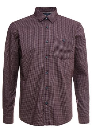 Langärmliges Hemd mit Knopfleiste mit einem burgunderroten und schwarzen karierten Muster und einer einzelnen geknöpften Brusttasche.
