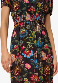 Bloemenjurk met een zwarte achtergrond, features levendige roze, blauwe en groene prints. Gerimpelde taille detail, korte mouwen en een vloeiende silhouet.