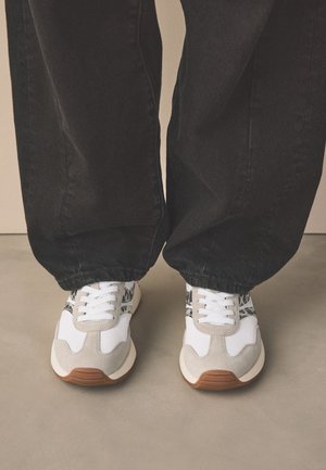 Next, REGULAR FIT - FOREVER COMFORT PANEL DETAIL  JOGGER - Tenisky - white
