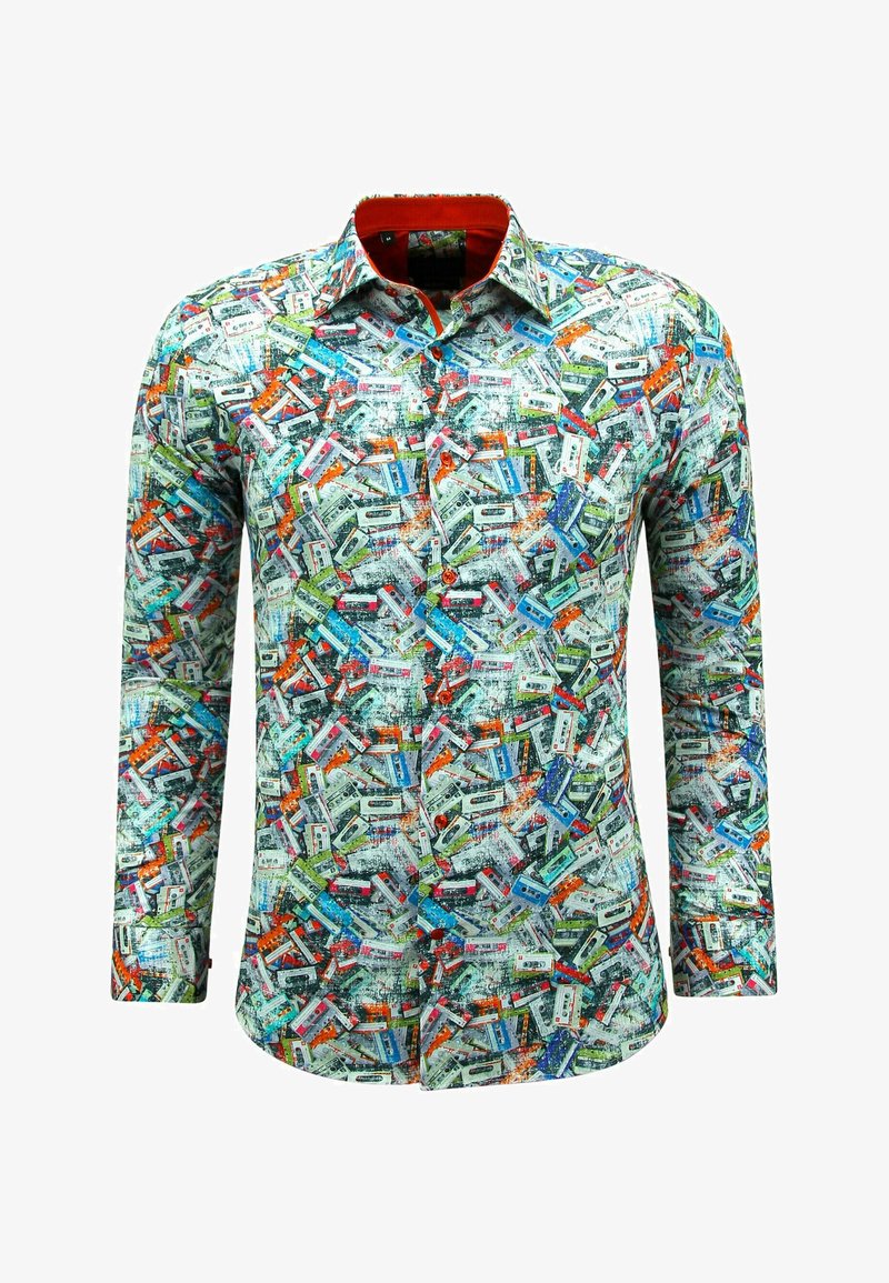 Langemouwhemd met een kleurrijke cassettebandjeprint op een lichte achtergrond, met een rode binnenkraag en textielstructuur.