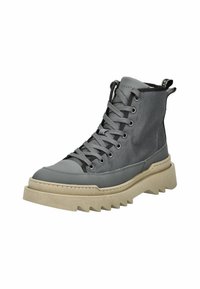 Sneaker alto grigio con tomaia testurizzata, puntale in gomma e suola spessa e seghettata. Include un design con lacci e una linguetta sul tallone.