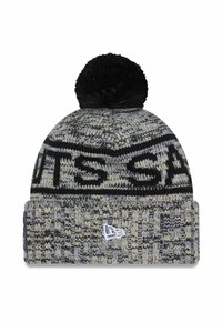 Berretto lavorato a maglia in grigio e nero con un motivo. Presenta un pompon nero sulla parte superiore e una visiera a coste piegata con dettaglio del logo.