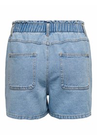 Denim šortai su elastingu juosmeniu, šviesiai mėlynos spalvos, su dviem galinėmis kišenėmis ir dvigubu siūlų siuvimu. Minkšta tekstūra.