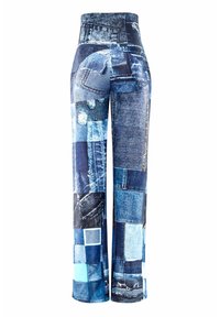 Laiad püksid, millel on lapiteki disain erinevates sinise teksakirju tooni, koos kulunud aktsentide ja peente õmbluse detailidega.