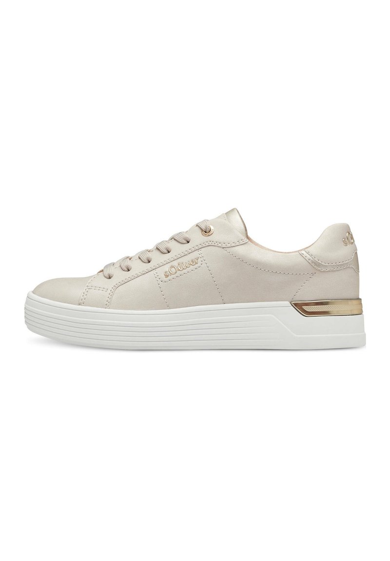 Beige Sneaker mit glatter Lederoberfläche, runder Zehenpartie, flacher weißer Sohle und dezenten goldenen Akzenten an der Ferse. Verfügt über ein Schnürdesign.