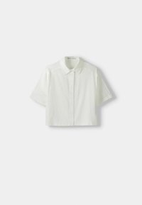 Biała koszula z krótkim rękawem, zapinana na guziki z kołnierzykiem, o fakturowanej tkaninie i krótszym kroju. Gładka powierzchnia bez wzorów.