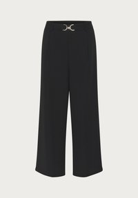 Schwarze weit geschnittene Hose mit einem Gürtel in der Taille und kreisförmigem Metall-Zubehör, glatter Textur und zwei vorderen Falten.