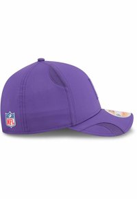 Lila Baseballkappe aus Stoff mit einem strukturierten Design, gebogenem Schirm, Mesh-Seitenpaneelen und einem NFL-Logo an der Seite.
