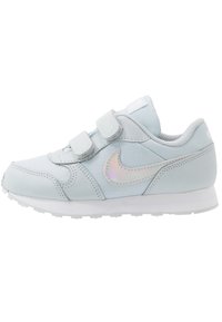 Sneaker azzurro chiaro con tomaia in sintetico morbido, due cinturini in velcro, punta arrotondata e logo swoosh iridescente. Suola in gomma con trazione.