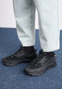 ZOOM VOMERO ROAM - Trainers - black/racer blue