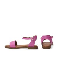 Roze leren sandalen met een platte zool, open teen en enkelband met een gesp. Glad oppervlak met een eenvoudig ontwerp.