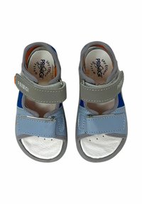 Sandali per bambini blu e grigi con design open-toe, cinturini in Velcro e suole bianche testurizzate. Logo Primigi visibile sul cinturino.