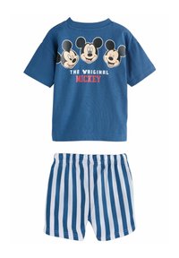 Blå kortærmet T-shirt med tre Mickey Mouse hoveder og teksten "DEN ORIGINALE MICKEY", parret med stribede blå og hvide shorts.