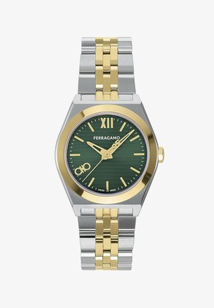 Dvojfarebné kovové náramkové hodinky zo striebra a zlata so zeleným ciferníkom, zlatými hodinovými značkami a logom Ferragamo uprostred.