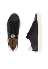 Schwarze Leder-Sneaker mit einer weißen Gummisohle, runder Spitze, flachen schwarzen Schnürsenkeln und Perforationen an den Seiten. Sichtbares Innenbranding.