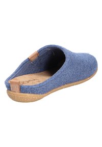 Scarpa slip-on blu in feltro con soletta in sughero, punta rotonda e dettaglio in pelle beige sul tallone. Superficie testurizzata, design a profilo basso.