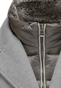 Grau coat mit einem weichen, strukturierten Fleecefutter und einer gesteppten Innenschicht. Verfügt über einen zentralen Reißverschluss und ein strukturiertes Kragen-Design.
