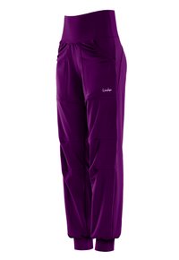 Pantaloni sportivi viola con una fascia in vita ampia, dettagli arricciati sui lati, polsini aderenti e cuciture a contrasto. Realizzati in un tessuto elastico e traspirante.