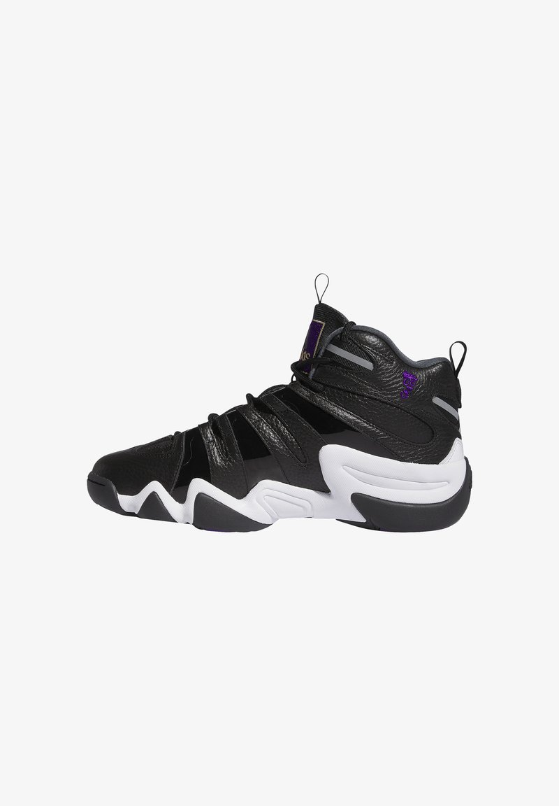 Baskets montantes en cuir noir avec des accents brillants, semelle blanche et détails violets. Comprend des panneaux texturés et des fermetures par sangle.