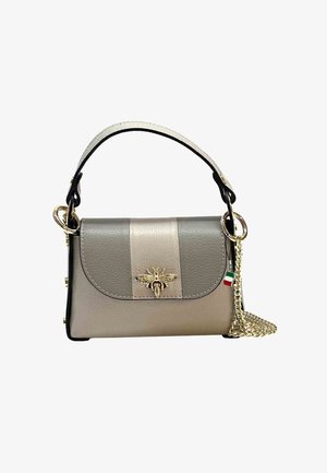 Beige en grijze leren handtas met een gouden bij-embleem, zwarte accenten en een afneembare gouden kettingriem. Gestructureerd ontwerp met ronde hoeken.