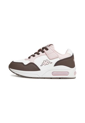 Lavtop sneaker med hvide, pink og brune paneler, sorte snørebånd, polstret sål med synligt luftkammer og et logo på siden.