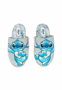 Pantofole di tessuto grigio con un personaggio dei cartoni animati blu che tiene un cuore, con sottili accenti rosa e una soletta decorata.