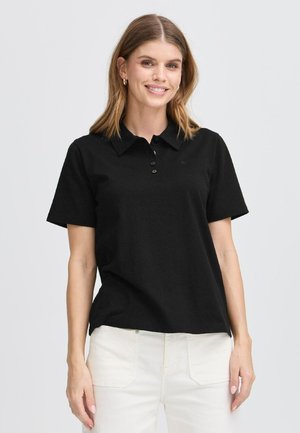 Černé polo tričko vyrobené z bavlny, s límečkem, krátkými rukávy a zapínáním na tři knoflíky. Má decentní logo na hrudi.