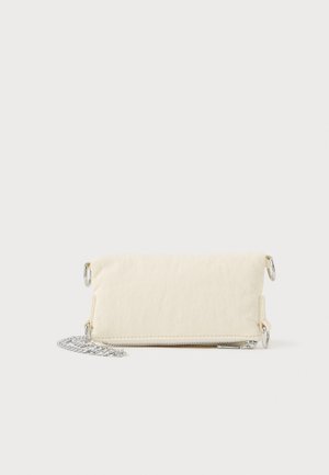 Rektangulær beige clutch taske med sølv lynlås og aftagelig sølv kæderem på hvid baggrund.
