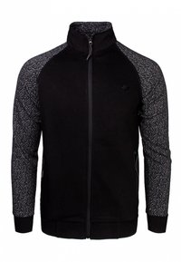 Chaqueta negra con cremallera y mangas de un patrón gris texturizado. Cuenta con bolsillos laterales y un cuello alto. Fabricada en una tela suave.