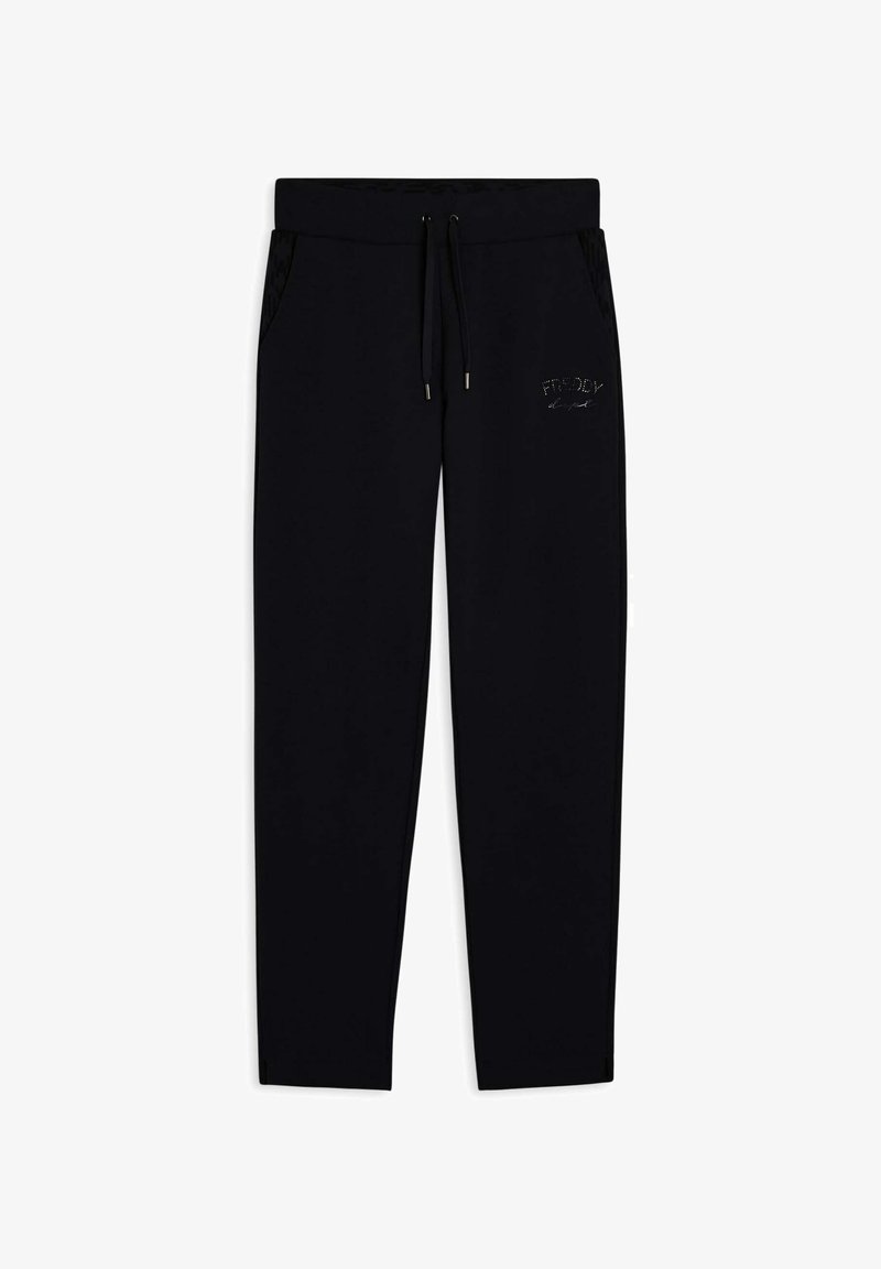 Pantalones de chándal negros hechos de una tela suave, con una cintura elástica ajustable, bolsillos laterales y un pequeño logo bordado en el muslo izquierdo.