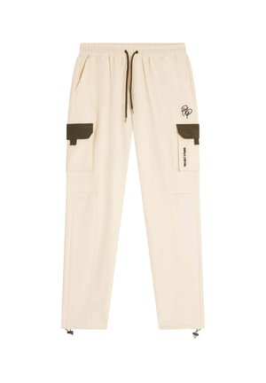 Pantalones cargo de longitud a la rodilla en color beige, hechos de una tela suave, con dos bolsillos laterales, dos grandes bolsillos cargo y puños ajustables con cordones.